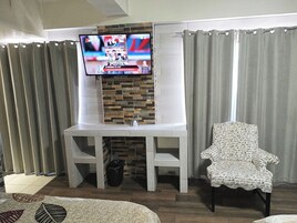 经典客房, 2 张双人床 | 防过敏的被褥、办公桌、遮光窗帘、熨斗/熨板