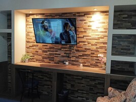 经典客房, 1 张特大床 | 防过敏的被褥、办公桌、遮光窗帘、熨斗/熨板