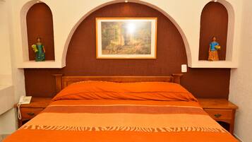 Habitación clásica, 1 cama King size | Ropa de cama hipoalergénica, escritorio y cortinas blackout