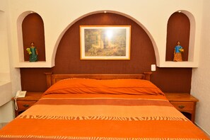 Habitación clásica, 1 cama King size | Ropa de cama hipoalergénica, escritorio y cortinas blackout 
