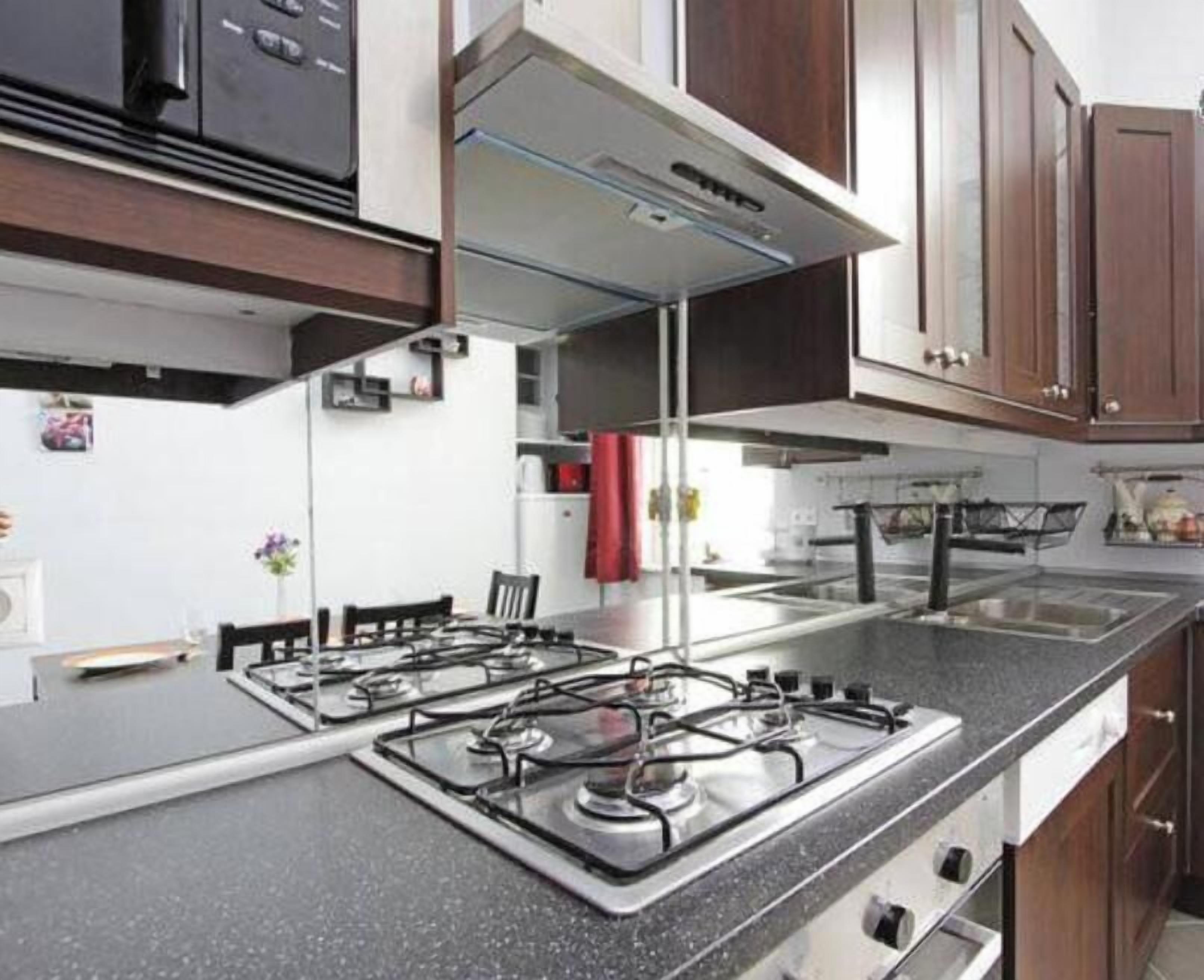 Refrigerador, microondas, horno y parrilla de estufa 