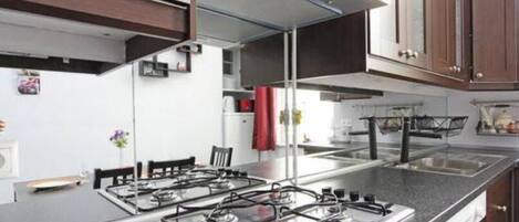 Refrigerador, microondas, horno y parrilla de estufa