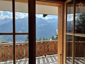 Una habitación con un ventanal que ofrece vistas a la montaña.