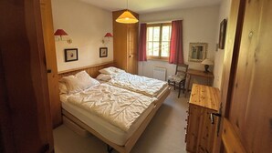 1 bedroom, Internet - Outside : 3-room flat for 4 persons on the 1st floor, large terrace with garden furniture.Inside : e (St-Luc)