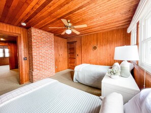 5 slaapkamers, een strijkplank/strijkijzer, wifi