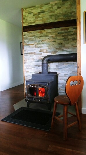 Fridge, microwave, oven, stovetop - Cottage on the River (Rock Creek)