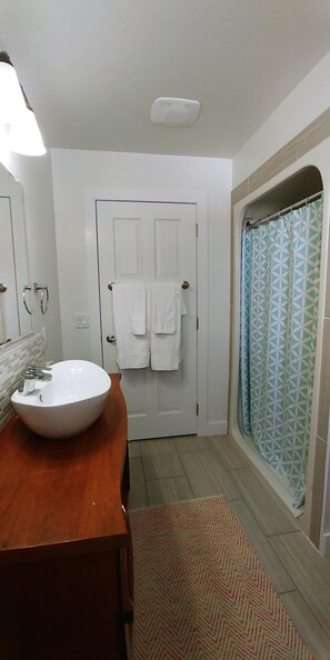 Chuveiro, secador de cabelo, toalhas de banho, sabonete