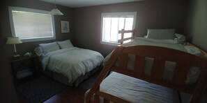 2 quartos, escrivaninha, ferros/tábuas de passar roupa