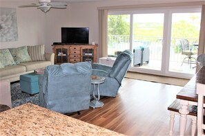 Televisión, reproductor de DVD y libros 