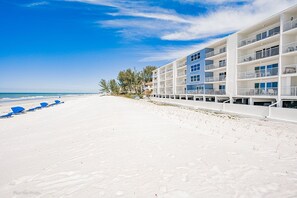 Am Strand, Liegestühle, Strandtücher