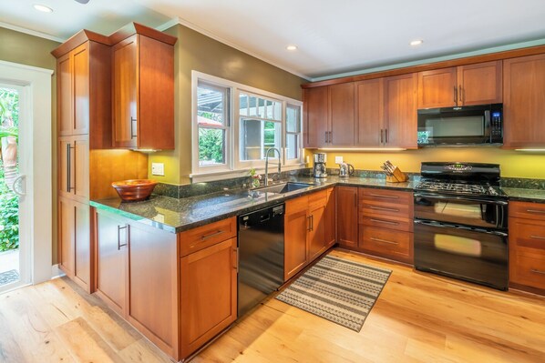 Køleskab, mikrobølgeovn, ovn, kogeplade