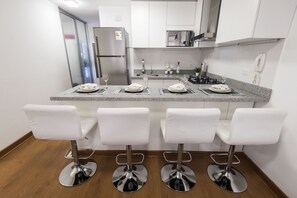 冷蔵庫、電子レンジ、オーブン、コーヒー / ティーメーカー