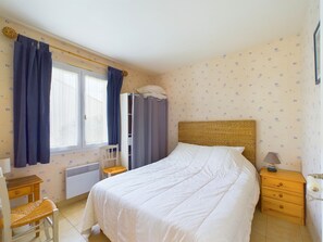 1 chambre, fer et planche à repasser