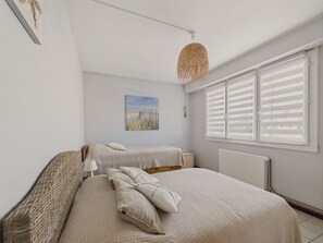 4 bedrooms, iron/ironing board, free WiFi - A large holiday home for 10 close to the sea (Saint-Gilles-Croix-de-Vie)