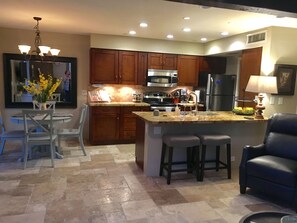 Refrigerador, microondas, horno, placa de cocina