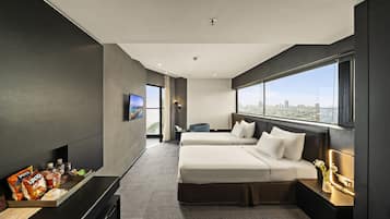 Camera Deluxe con 2 letti singoli, vista città | Minibar, una cassaforte in camera, una scrivania, postazione laptop