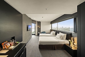 Chambre Deluxe avec lits jumeaux, vue ville | Minibar, coffres-forts dans les chambres, bureau