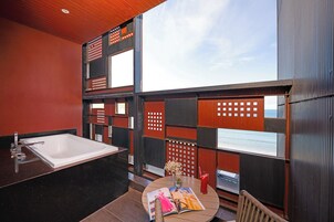 行政双人房（单人入住）, 海景 | 迷你吧、客房内保险箱、办公桌、笔记本电脑工作区