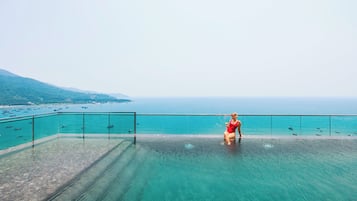 Udendørs pool, åben fra kl. 08.00 til kl. 21.30, parasoller, liggestole
