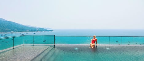 Una piscina al aire libre (de 08:00 a 21:30), sombrillas, tumbonas