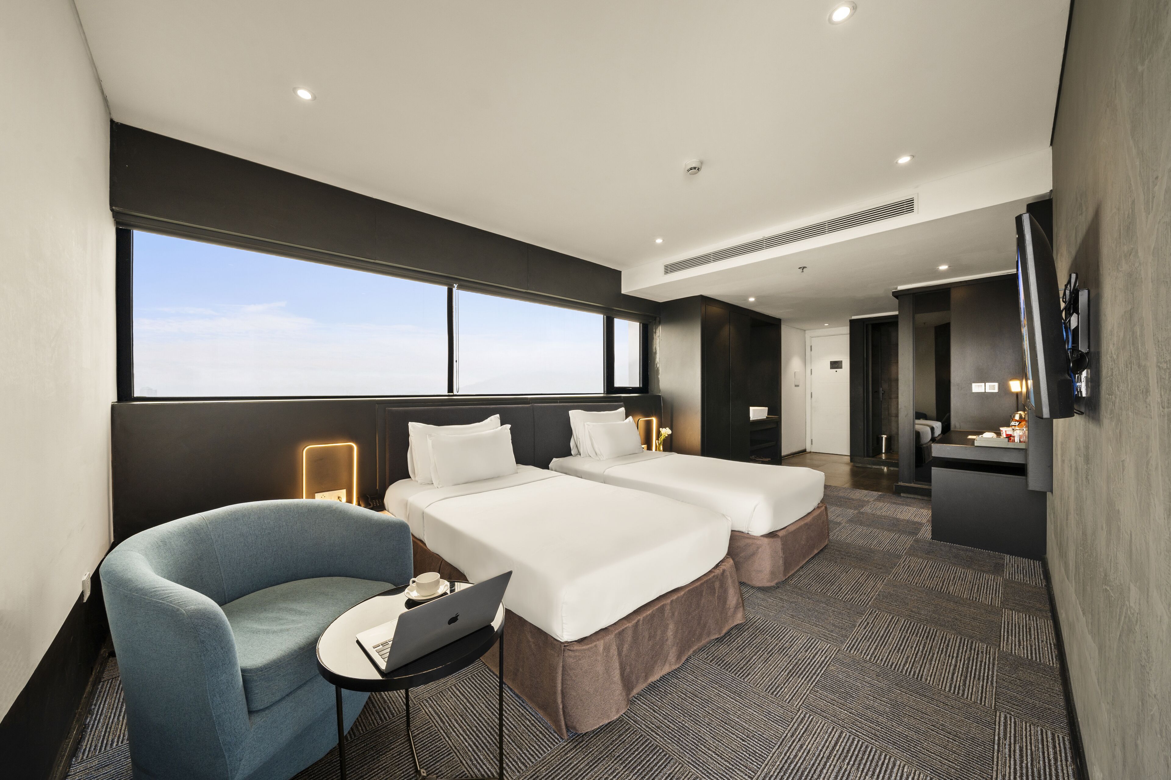 deluxe twin with city view | 1 bedroom, minibar, in-room safe, desk