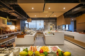 Café da manhã com buffet todos os dias mediante uma taxa