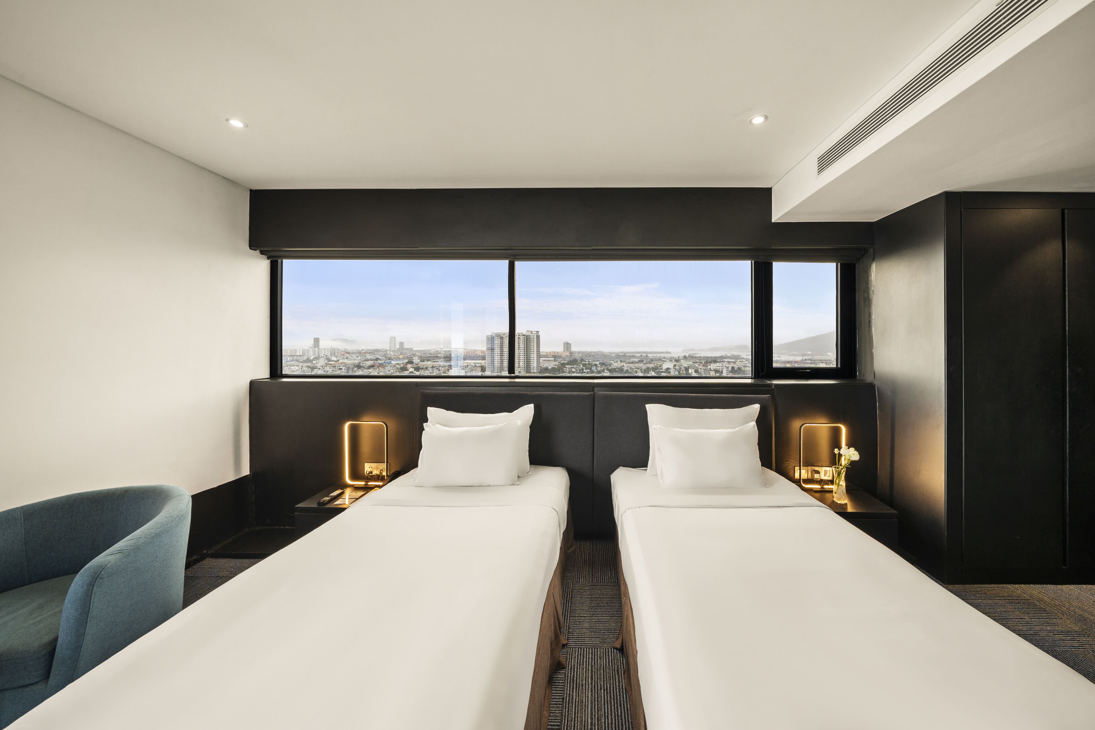 deluxe twin with city view | 1 bedroom, minibar, in-room safe, desk