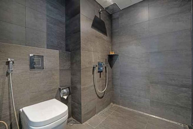 Badkamer | Designer toiletartikelen, een haardroger, badjassen, pantoffels