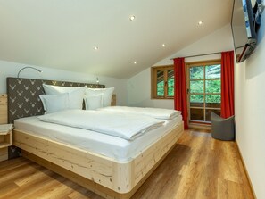 3 عدّة غرف نوم وخدمة الإنترنت وملاءات أسرّة