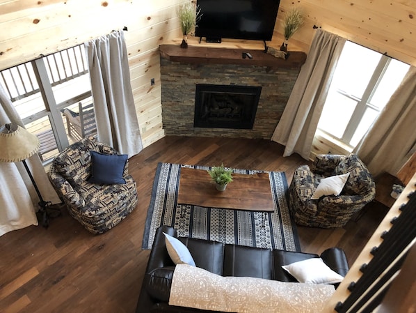 Een smart-tv, een open haard en videogames