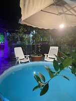Una piscina al aire libre de temporada (de 10:00 a 22:00), sombrillas