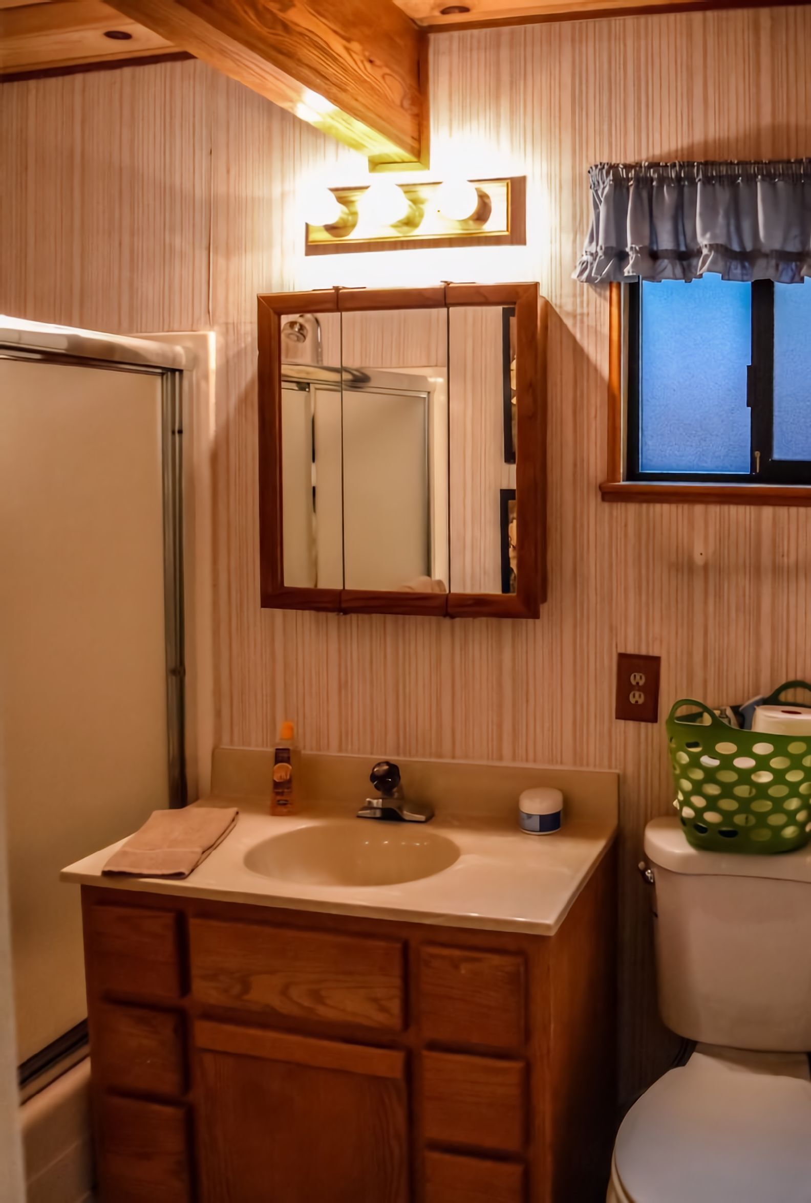 This 2 bed, 1.5 bath cottage is Rustic, comfortable and cozy!