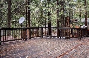 Property grounds - This 2 bed, 1.5 bath cottage is Rustic, comfortable and cozy! (Long Barn)