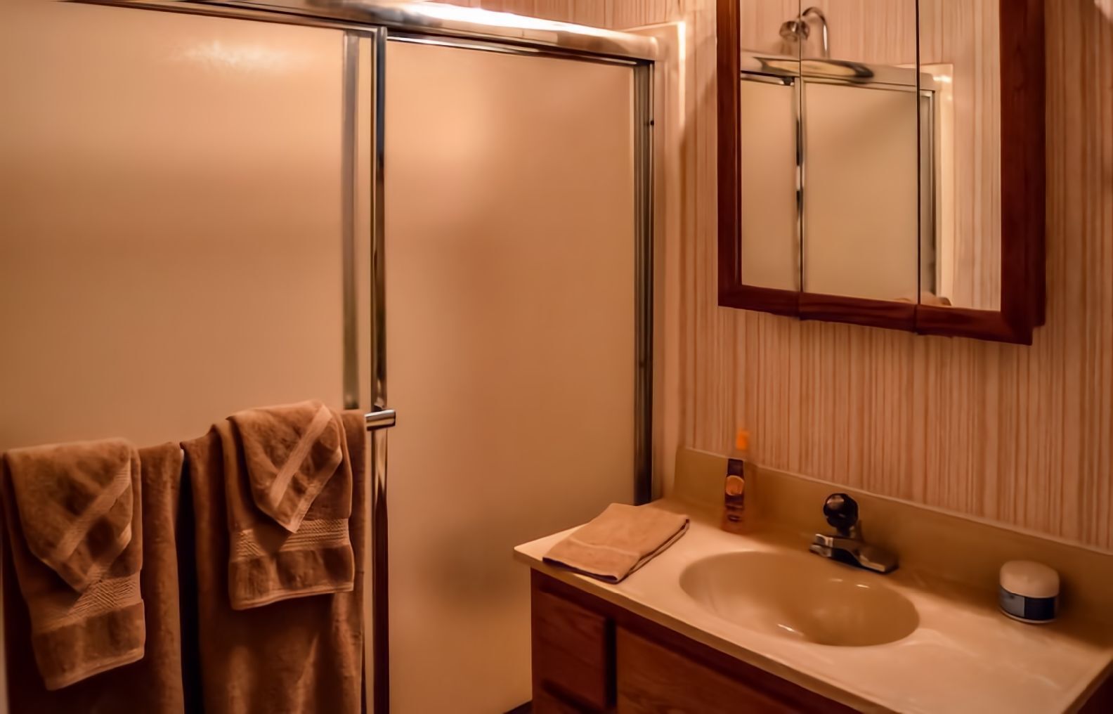 This 2 bed, 1.5 bath cottage is Rustic, comfortable and cozy!