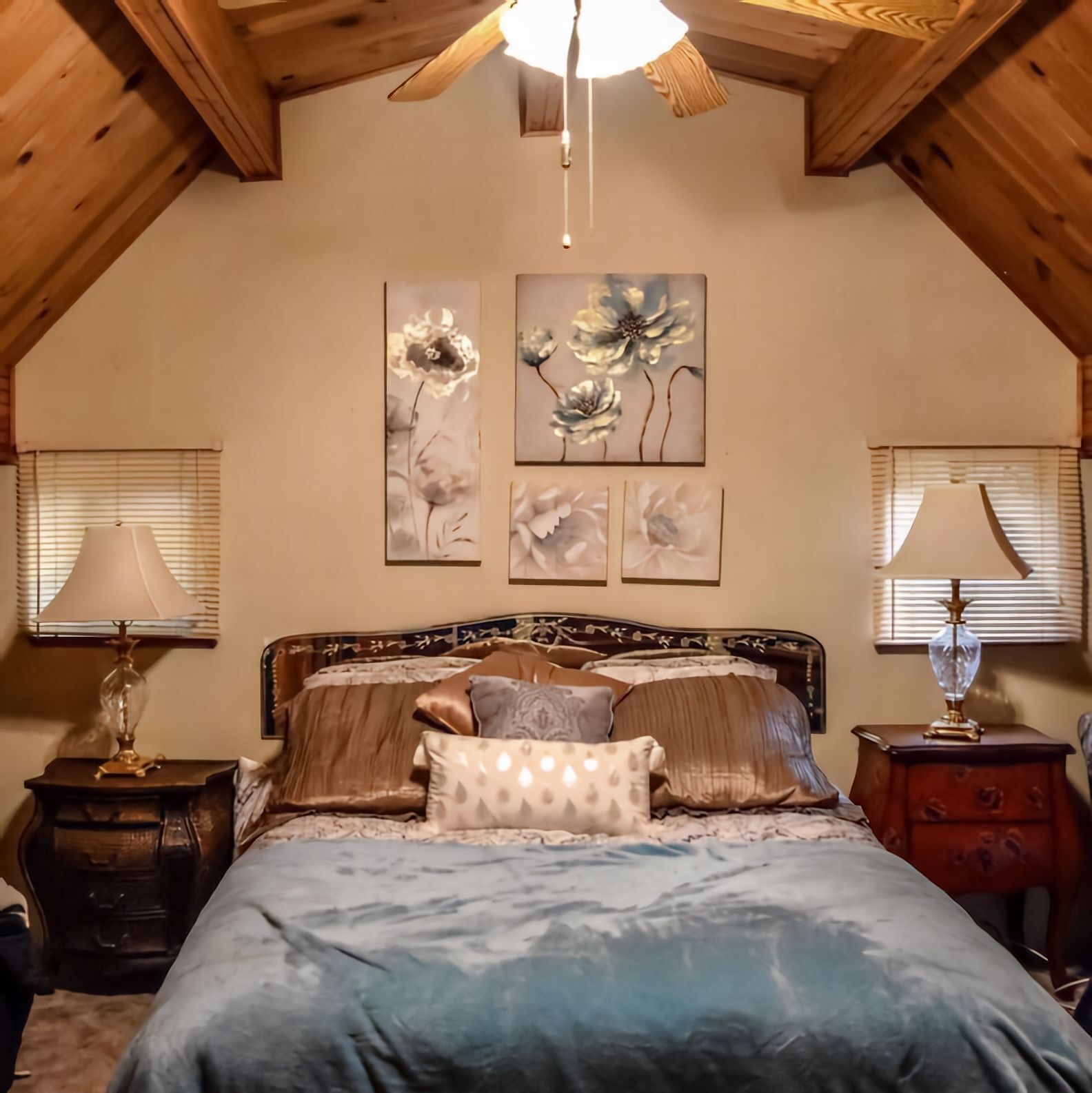 This 2 bed, 1.5 bath cottage is Rustic, comfortable and cozy!