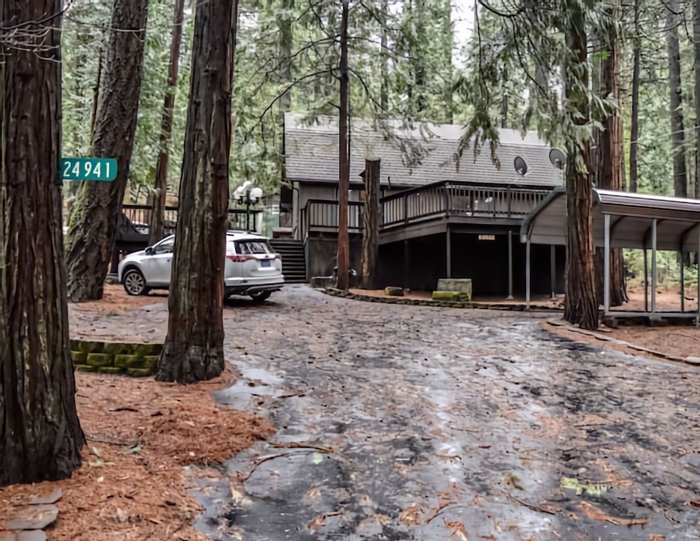 This 2 bed, 1.5 bath cottage is Rustic, comfortable and cozy!