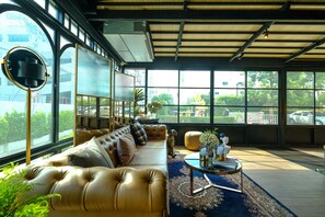 Lobby sitting area - U Sabai Hotel (Bangkok)