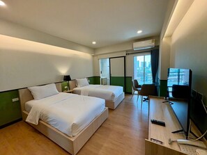 Deluxe-Zweibettzimmer | Minibar, Schreibtisch, Verdunkelungsvorhänge, kostenloses WLAN