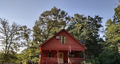 Family Friendly Farm Cabin * Pozo de fuego * Estanque * Juego de columpios
