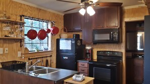 Kjøleskap, mikrobølgeovn, ovn og kokeplater