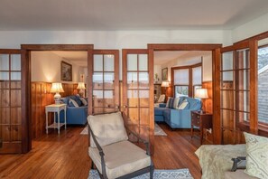 Televisión y chimenea 