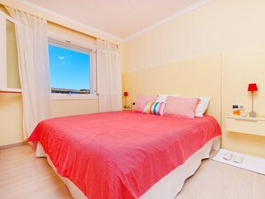 3 bedrooms, in-room safe, desk, iron/ironing board