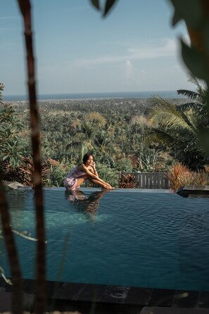 Outdoor pool, pool loungers - Menjangan Hill (Pejarakan)