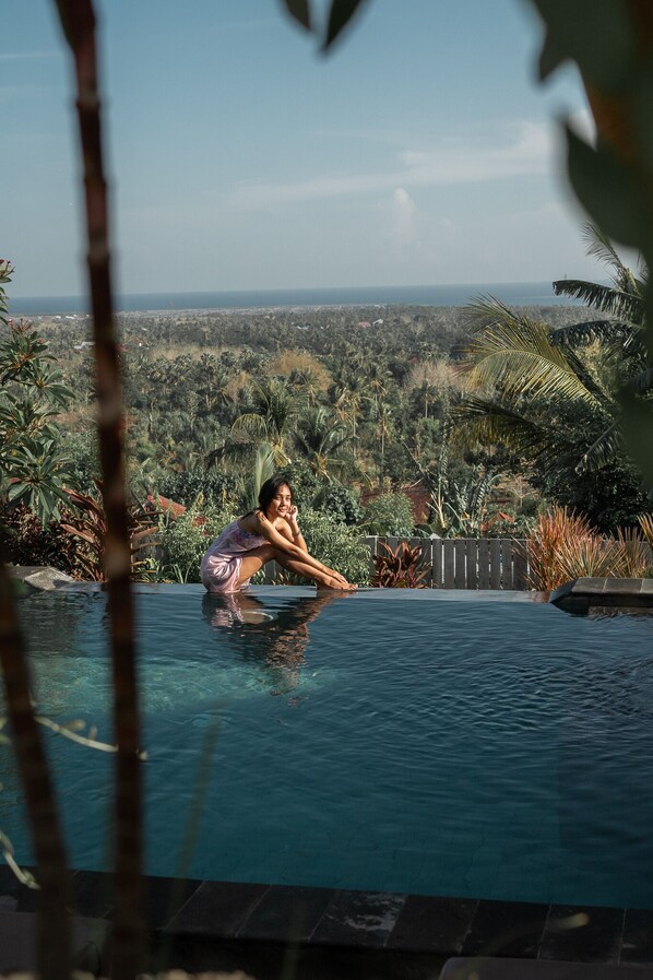Outdoor pool, sun loungers - Menjangan Hill (Pejarakan)