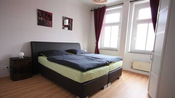 2 bedrooms, desk, WiFi, bed sheets