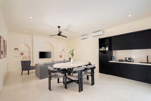 Vila superluxo, 2 quartos, vista para a piscina | Cozinha americana privada | Geladeira, cooktop, cafeteira/chaleira, chaleira elétrica