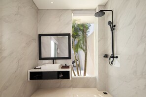 Luxe villa, 2 slaapkamers, uitzicht op zwembad | Badkamer | Een aparte badkuip en douche, een diep bad, gratis toiletartikelen