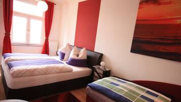 2 Schlafzimmer, Schreibtisch, Babybetten, Reisekinderbett