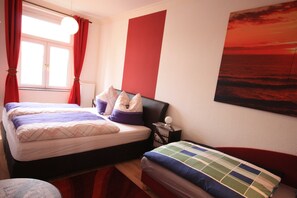 2 Schlafzimmer, Schreibtisch, Babybetten, Reisekinderbett