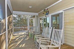 Terrace/patio - Spacious 3 bedroom, 3 full bath home on the 8th Green! Sleeps 8-10 (Bald Head Island)